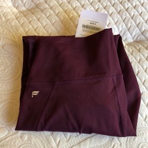 NWT  Fabletics Mila High Waisted Capri (M/6-8)